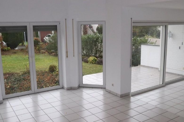 Großzügiges Einfamilienhaus auf 1000 qm in Paderborn Kernstadt – Blick Esszimmer - Terrasse