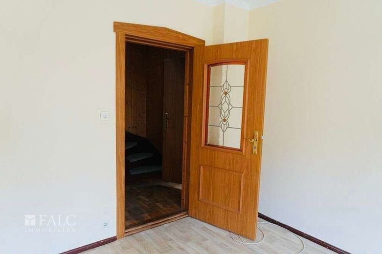 Charmantes Haus mit Sanierungspotential auf großem Grundstück – Tür Zimmer EG