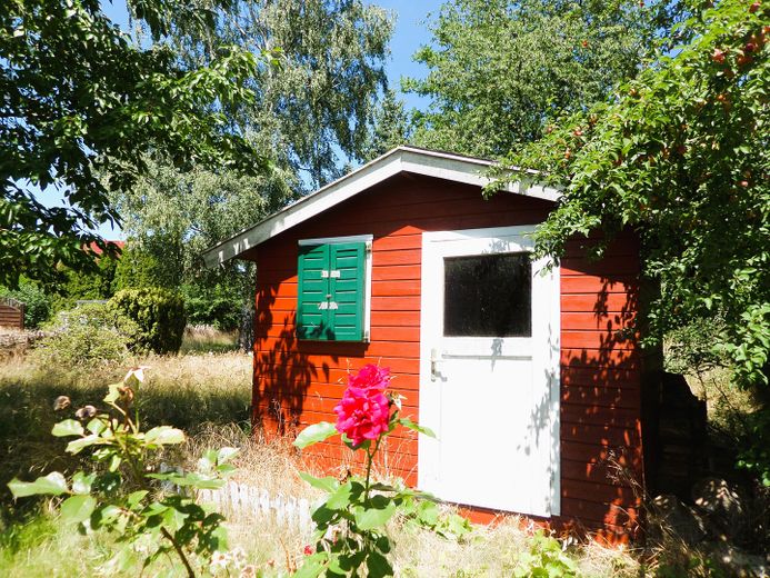 Klinker, Garten, Werkstattglück: Ein Zuhause für Nestbauer und Macher – Rotes Gartenhaus
