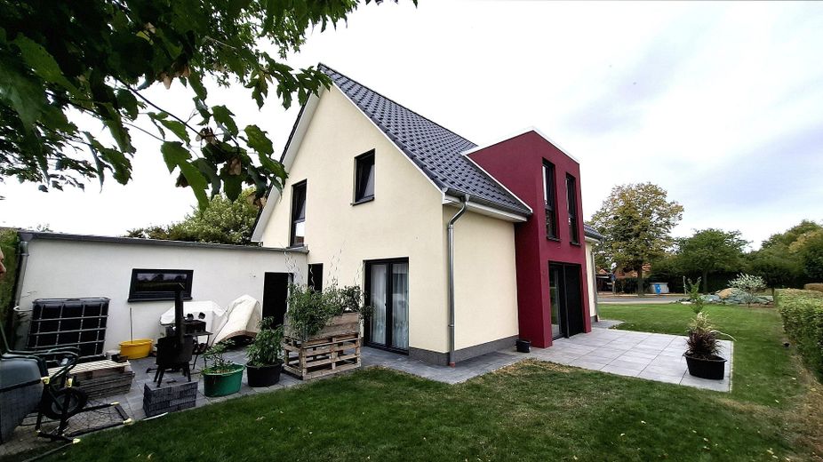 neuwertiges Einfamilienhaus mit der Doppelgarage – Terasse
