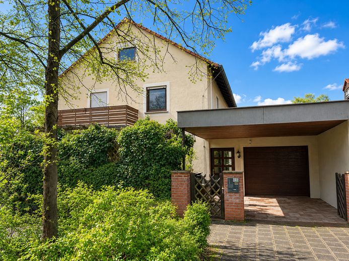 Hausansicht mit Garage