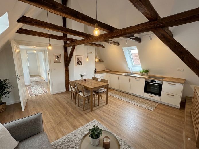 Wohnen wie im Eigenheim: 4,5-Raum-Maisonette im 2-FH, Garten, Erstbezug, Energiesparhaus – Wohnküche (Ki-bearbeitet)