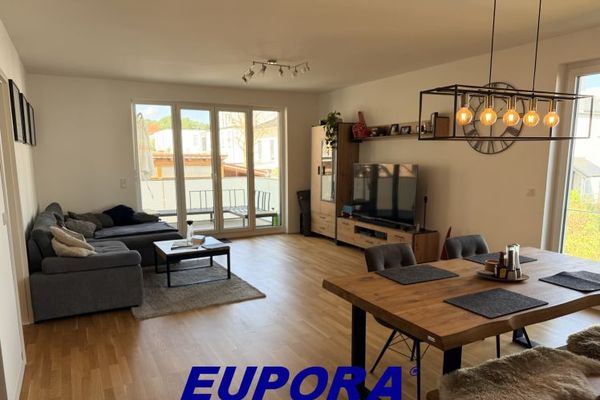 EUPORA® Immobilien: Kirchheimbolanden में Schloßgarten के पास बालकनी वाला सुंदर अपार्टमेंट।
