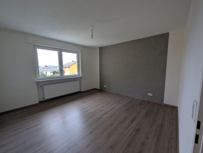 2 yaşam alanı, bahçe ve aile için bolca alan sunan geniş iki ailelik ev – Schlafzimmer 1. Obergeschoss