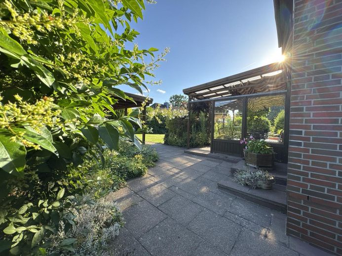 Einfamilienhaus in ruhiger Lage nahe Hamburg – Terrasse mit Überdachtung