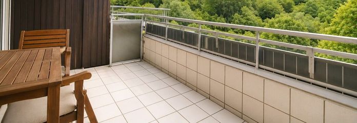 Großzügiger Balkon mit Weitblick