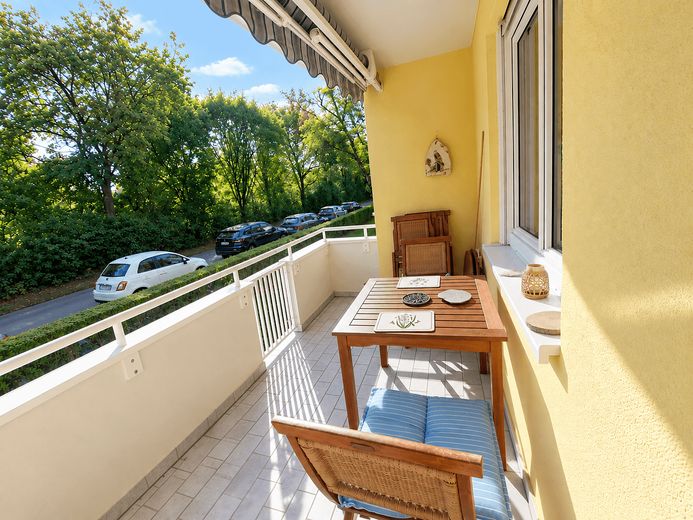Appartement calme de 4 pièces situé dans un emplacement privilégié de Munich-Großhadern avec loggia exposée au sud – Loggia