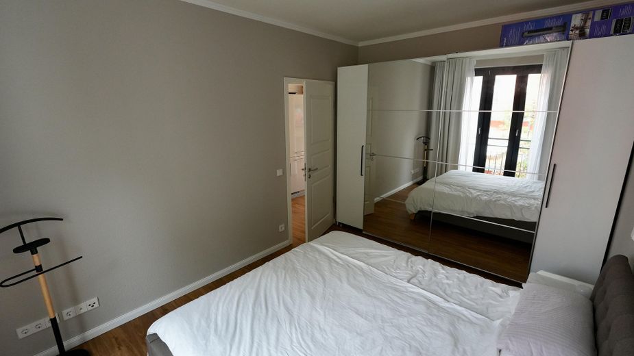 Möblierter 4-Raum nähe Ostkreuz mit großer Terrasse [Untervermietung] – Schlafzimmer