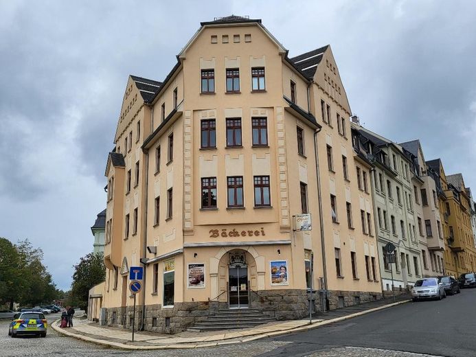 Top gerenoveerd 2-kamer zolderappartement op een locatie dicht bij het centrum – Frontansicht