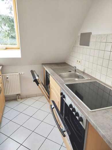Grazioso piccolo appartamento di 3 locali con cucina componibile all’ultimo piano – Foto 3