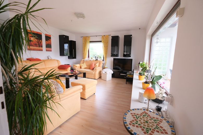 Maison individuelle confortable (max. 3 pers.) avec grand jardin, UNIQUEMENT À LOUER ! – Wohnzimmer