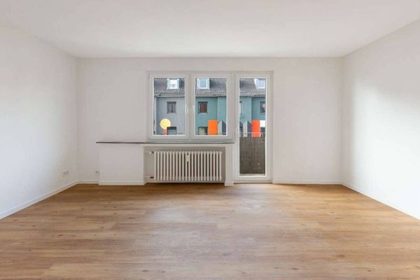 Köln'ün Südstadt semtinde BALKONLU ve GÖMME MUTFAKLI yenilenmiş 4 odalı daire
