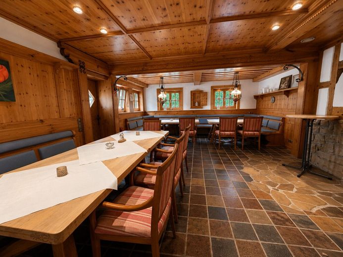 Etabliertes Hotel- &amp; Gastro-Anwesen am Wiehengebirge umfassend modernisiert – Clubraum