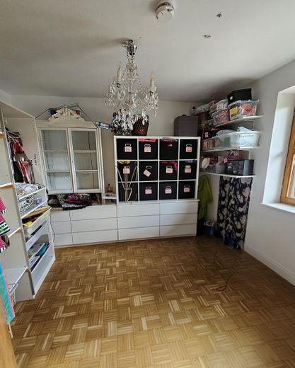 Attraktive 5-Zimmer-Maisonettewohnung in Alleinlage mit eigenem Garten&Pool – Kinderzimmer/Hobbyraum