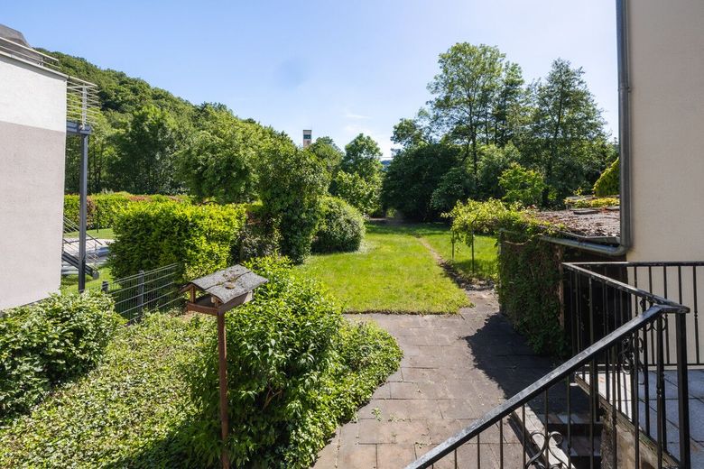 Großes Wohnhaus mit Garage, Garten und Zugang zum Fockenbach: Viel Raum für Ideen in Niederbreitbach – Blick auf den Garten