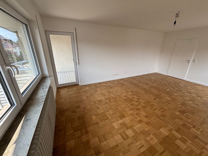 Sanierte ruhige Wohnung im Herzen von Korntal mit Garage, Balkonkraftwerk, Wallbox, 2 Sonnenbalkone – Wohnzimmer