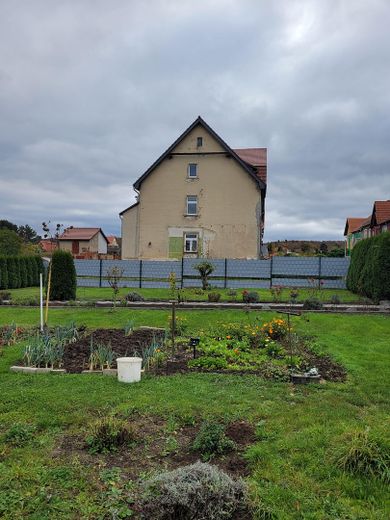 Barrierefrei wohnen in Zweifamilienhaus mit Lift, Garten & Autostellplätze – Hausansicht Nordseite