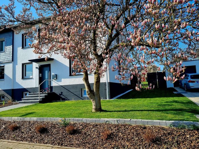 Bellissima casa bifamiliare con ampio giardino, piscina, garage, cucina componibile ecc. – Ansicht von Vorne