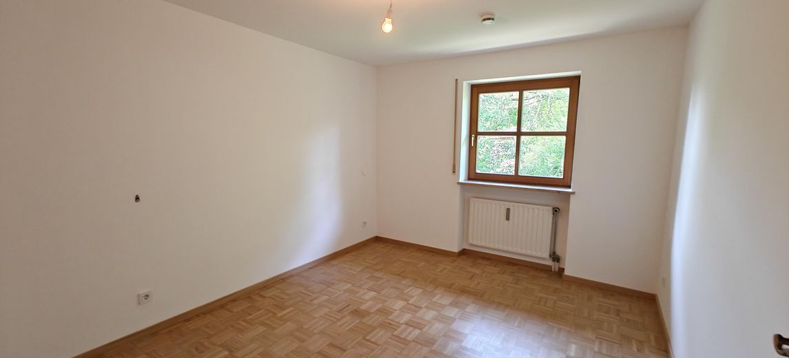 Frisch renovierte lichtdurchflutete 4-Zimmer Maisonette Wohnung mit großem Balkon und TG Stellplatz – Schlafzimmer 2