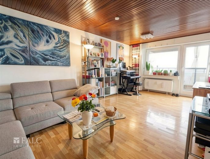 Attraktive 3-Zimmer-Wohnung mit großem Balkon und Weitblick im Wohnpark Bergheim – Wohnzimmer