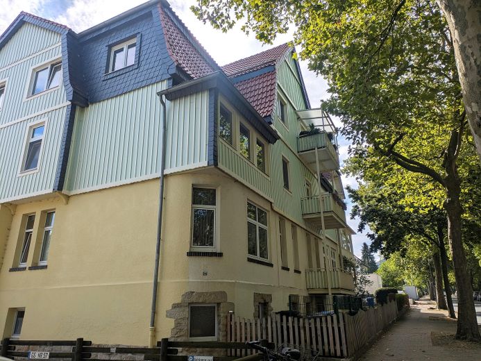 Charmant chez-soi ou investissement : emplacement central, sans commission – Hausansicht seitlich