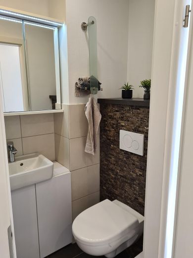 Modern renovated 3.5-room apartment with balcony, garage & fitted kitchen | Owner-occupiers or approx. 6% yield – Gäste WC