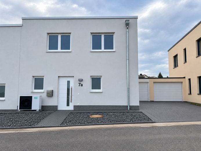 Moderne twee-onder-een-kapwoning met tuin en garage in Bad Münstereifel – Hausansicht