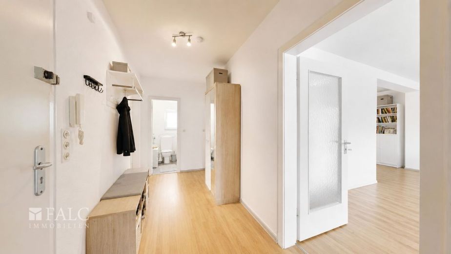 Familienfreundliche Wohnung in Rheinlage mit attraktivem Entwicklungspotenzial – Flur