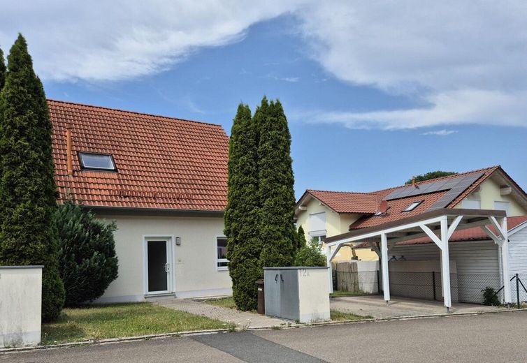 Von Privat: Reiheneckhaus in ruhiger Lage Schwarzenbruck / OT Lindelburg – Hauseingang