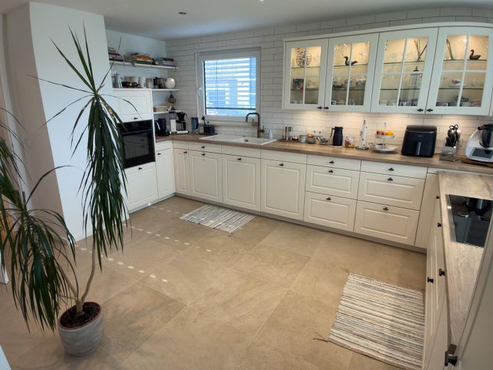 Provisionsfrei: 4-Zimmer-EG-Wohnung mit 300 m² Privatgarten, Süd-West-Terrasse, nur 2 Parteien – Küche