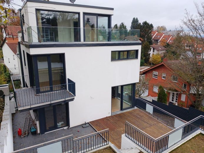 Luxuriöse Neubau-Immobilie in Naturnähe: Modern, lichtdurchflutet und vielseitig – Außenansicht