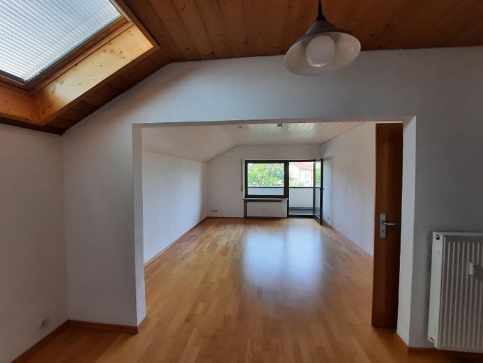 3-Zimmer DG-Wohnung, 84 qm, zentrumsnah, provisionsfrei – Wohnzimmer mit Küche