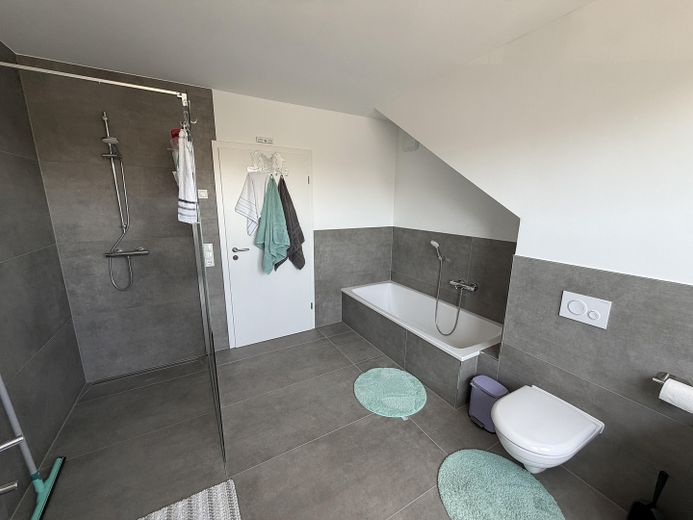Premium 3-Zimmer-Maisonette-Wohnung mit offener Wohn-Ess-Küche, Dachterrasse & Fußbodenheizung – DG Badezimmer