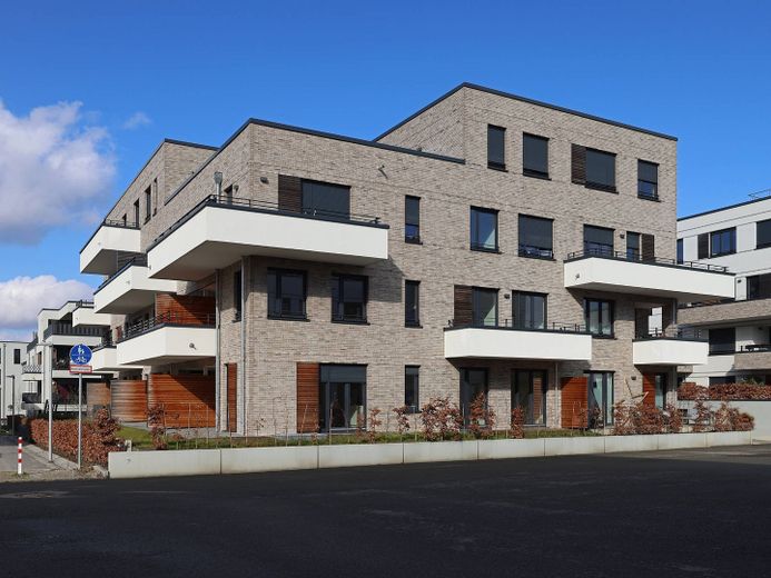 Confort residencial de categoría en una ubicación tranquila: Amplio piso nuevo de 3 habitaciones con terraza soleada y cocina equipada – Außenansicht
