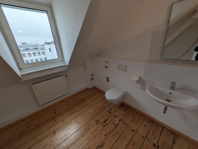 2,5-Zimmer-DG-Wohnung mit Einbauküche in zentraler Lage von Wiesbaden – Bad Teil 1