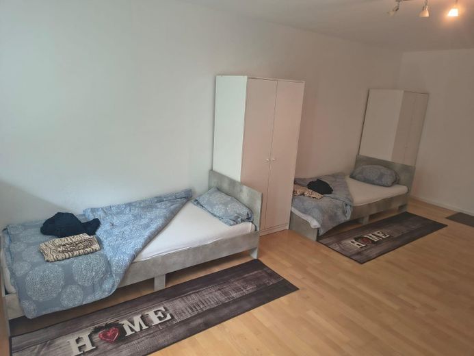 3-Zimmer-Wohnung (ca. 80 m²) mit Balkon- Ideal für WG oder Einzelmieter – Zimmer 1