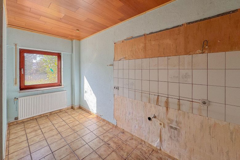 REIHENHAUS – DOPPELGARAGE – TERRASSE – GARTEN – RENOVIERUNGSBEDÜRFTIG – Küche - andere Ansicht - EG