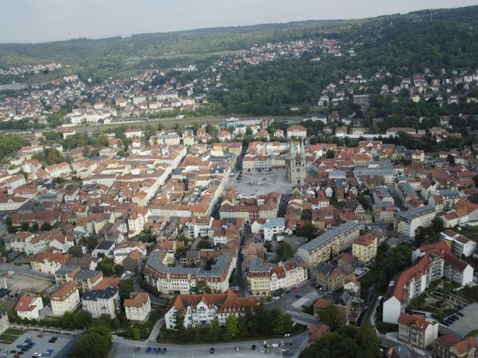 Möbliertes Apartment im Dachgeschoss. Zentrale Lage. Sofort beziehbar! – Foto 1