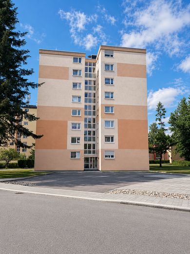Vermietete 2-Zimmer-Wohnung mit Weitblick, Aufzug und Balkon – Kapitalanlage in Traunreut – Hausansicht Eingangsbereich