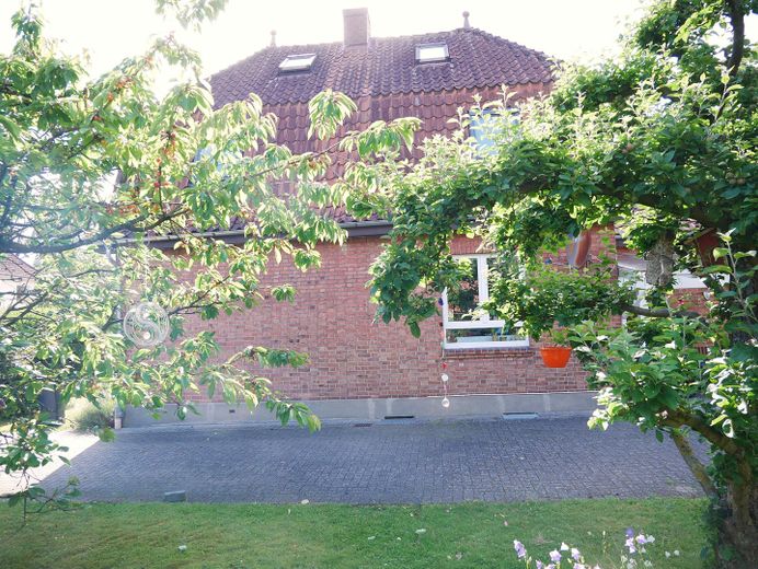 Haus für große Familien  und/oder Wohnen und Arbeiten unter einem Dach – Blick vom Garten zum Haus
