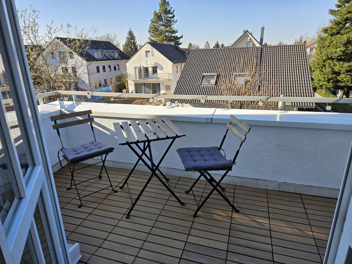 Appartamento arredato di 2 locali con balcone, posto auto TG e WLAN – ideale per expat – Foto 3