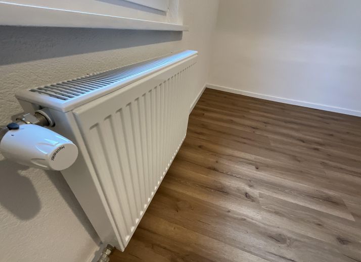 **SPRZEDAŻ PRYWATNA dom bliźniaczy / PIERWSZE ZASIEDLENIE po CAŁKOWITEJ RENOWACJI / nowa KUCHNIA NOBILIA / spokojna DZIELNICA MIESZKALNA** – Heizkörper / Thermostat