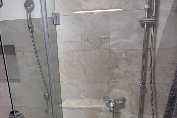schöne Wohnung mit Büro/Lager,gr.Terrasse,viel grün, ökolog. isoliert, niedriger Gewerbest.NUR 240%