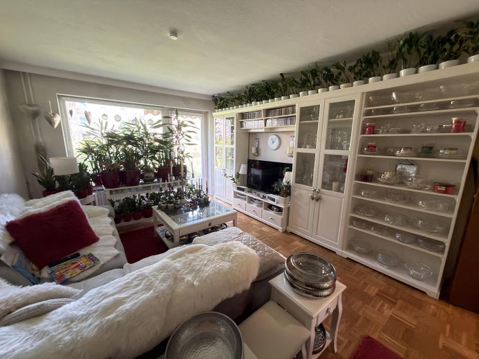 Grünes Bahrenfeld: appartamento libero di 3 locali con terrazza, aiuola e garage sotterraneo – Wohnzimmer