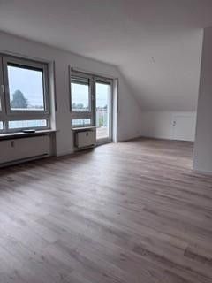 Primera ocupación tras la renovación: apartamento abuhardillado de 3,5 habitaciones en Ilvesheim-Nord