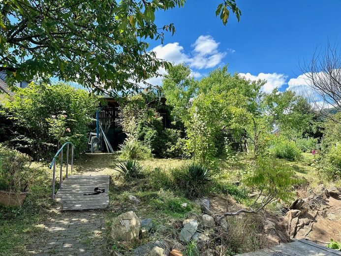 Sanierungsbedürftiges Haus mit großem Grundstück – Foto 3