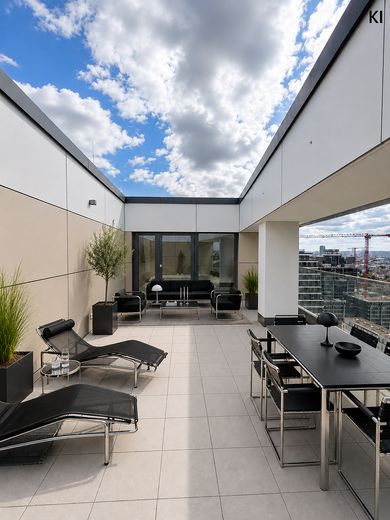 Penthouse in PRÄDIUM Frankfurt – luxe boven de daken van de Mainmetropool – Terrasse mit Möbel KI