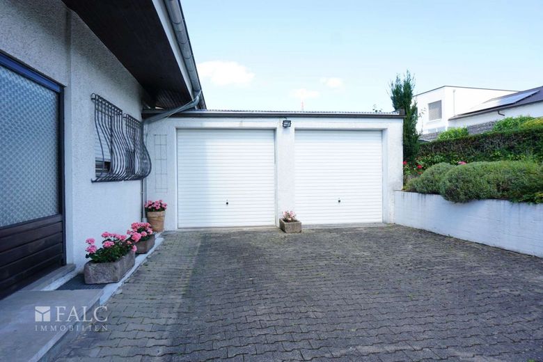 Freistehende Villa auf großem Grundstück in Buchen – Doppelgarage