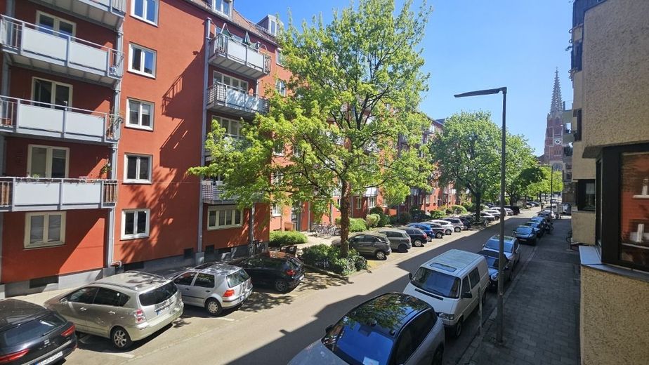 *** hell &amp; großzügig *** Lichtdurchflutete isarnahe Wohnung in der Au – Blick aus der Küche