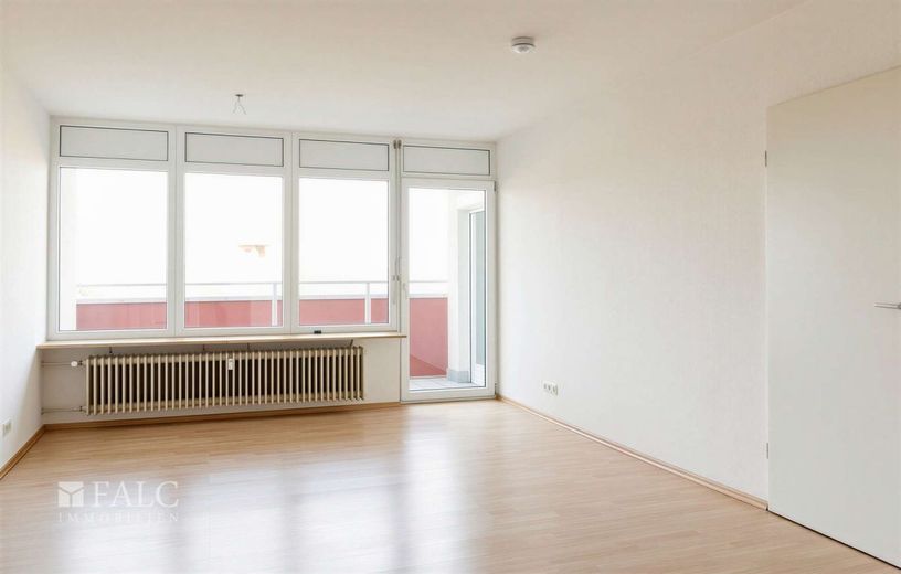 Sofort bezugsfreie 2-Zimmer-Wohnung mit Balkon und Aufzug in Aldingen – Wohnzimmer mit direktem Balkonzugang